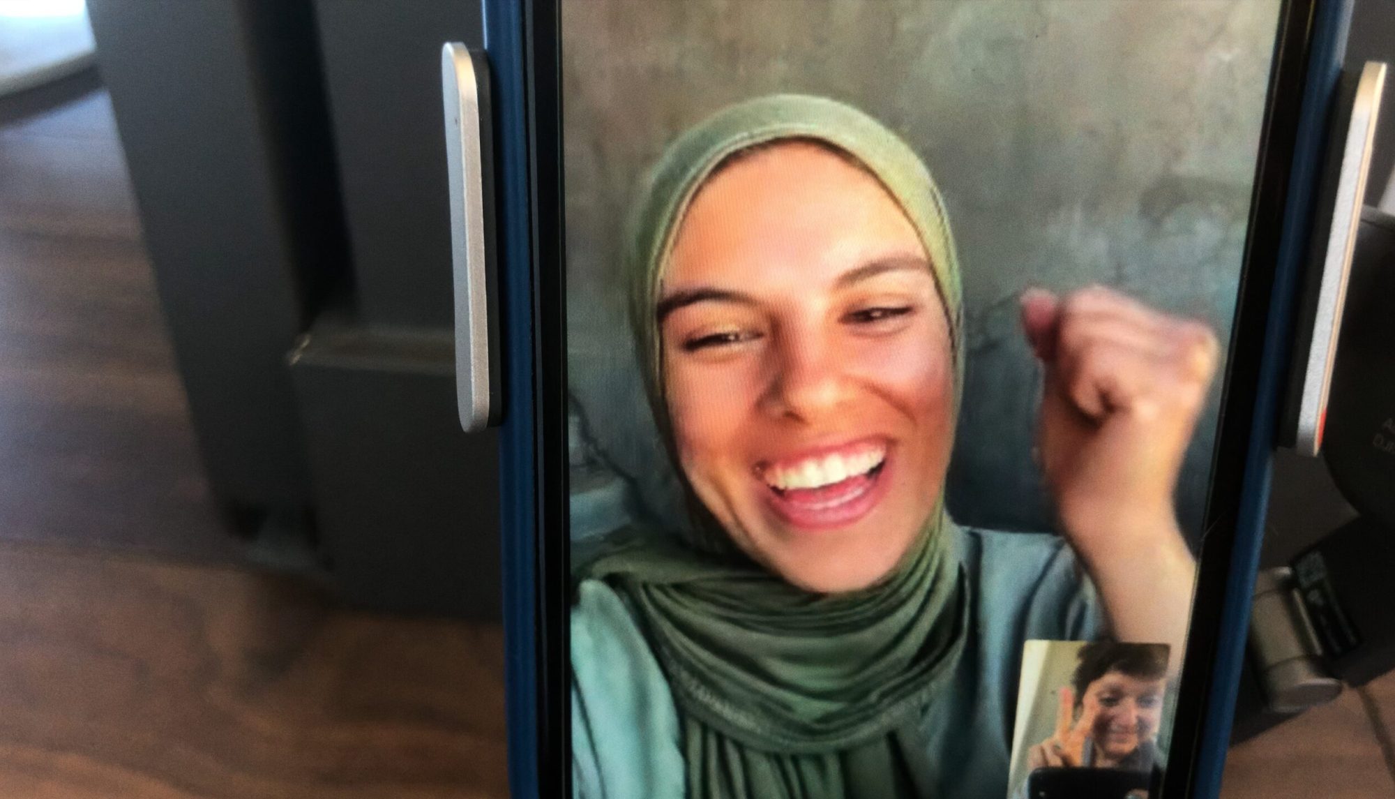 PutYourSoulOnYourHandandWalk_pho